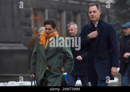 Kiev, Ucraina. 26th Nov 2022. Il ministro degli Esteri belga Hadja Lahbib, a sinistra, e il primo ministro Alexander De Croo, a destra, camminano attraverso il freddo amaro fino al Palazzo Mariinsky, 26 novembre 2022 a Kyiv, Ucraina. I due leader si incontrano nel 90th° anniversario della carestia dell'Holodomor che ha ucciso milioni di ucraini sotto il leader sovietico Joseph Stalin. Credit: Presidenza Ucraina/Ufficio stampa presidenziale Ucraina/Alamy Live News Foto Stock