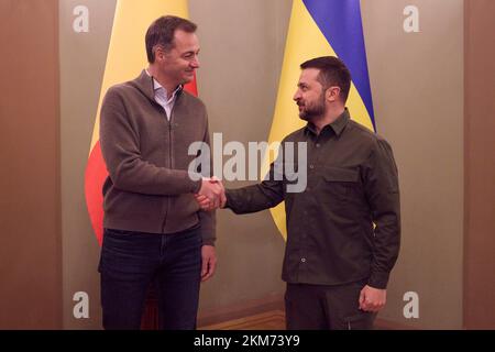 Kiev, Ucraina. 26th Nov 2022. Il presidente ucraino Volodymyr Zelenskyy, a destra, e il primo ministro belga Alexander De Croo, a sinistra, stringono le mani prima del loro incontro bilaterale al Palazzo Mariinsky, 26 novembre 2022 a Kyiv, Ucraina. I due leader si incontrano nel 90th° anniversario della carestia dell'Holodomor che ha ucciso milioni di ucraini sotto il leader sovietico Joseph Stalin. Credit: Presidenza Ucraina/Ufficio stampa presidenziale Ucraina/Alamy Live News Foto Stock