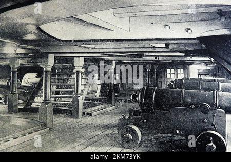 La sala delle armi del ponte centrale della nave ammiraglia H M S Victory di Nelson (foto degli anni '30) Foto Stock