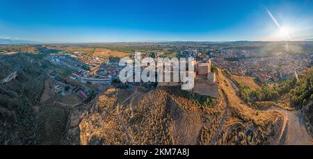 Immagine del drone del castello nella città spagnola settentrionale di Monzon durante l'alba Foto Stock