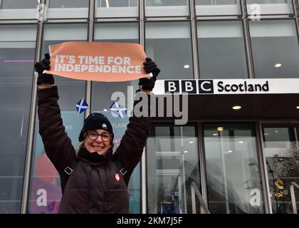 Glasgow Regno Unito. 26th Nov 2022. Pacific Quay, Glasgow, Scozia, Regno Unito. Una marcia all under one banner ha permesso ai manifestanti di sfogare la sensazione sulla decisione della corte suprema al di fuori degli studi della BBC Foto Stock