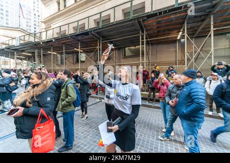 Folle di fronte alla Borsa di New York che celebra la SPAC della Gay dating app Grindr a New York Venerdì, 18 novembre 2022. Grindr sarà quotata in borsa come GRND. (© Richard B. Levine) Foto Stock