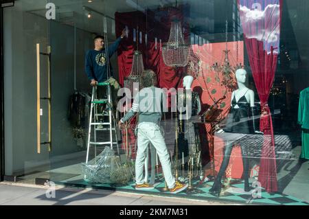 Vetrine in Alice e Olivia da Stacey Bendet negozio nel Meatpacking District a New York Mercoledì, 16 novembre 2022. (© Richard B. Levine) Foto Stock