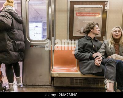 Nave metropolitana a New York, cavalieri su un treno C Venerdì, 18 novembre 2022. (© Richard B. Levine) Foto Stock