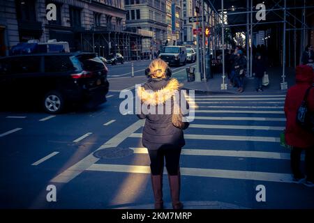 Attività di strada nel quartiere Flatiron a New York il Sabato, 19 novembre 2022. (© Richard B. Levine) Foto Stock