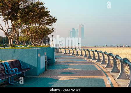 Skyline di Abu Dhabi dalla Corniche. Abu Dhabi, grattacieli moderni e Landmark. Passeggiata ad Abu Dhabi. Emirati Arabi Uniti, Medio Oriente. Foto Stock