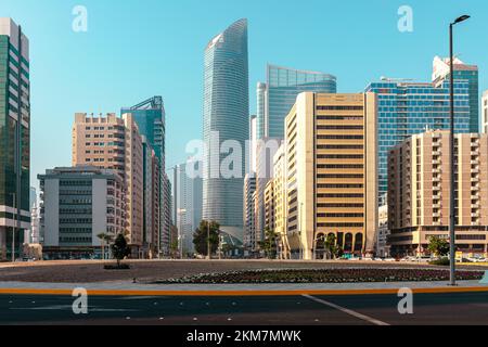 ABU DHABI, Emirati Arabi Uniti - 13 NOVEMBRE 2022: Strade e grattacieli. Alti e moderni edifici di vetro ad Abu Dhabi. Emirati Arabi Uniti. Foto Stock