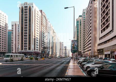 ABU DHABI, Emirati Arabi Uniti - 13 NOVEMBRE 2022: Strade e grattacieli. Alti e moderni edifici di vetro ad Abu Dhabi. Emirati Arabi Uniti. Foto Stock