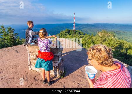 Montagne dei Vosgi (Vogesen): Famiglia escursionista a pick-nick sul Monte Mont Donon (Hohe Donne), torre di trasmissione in Alsazia (Elsass), basso Reno (Unterelsass), Foto Stock