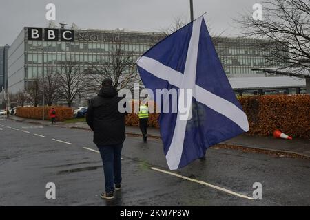 Glasgow Scozia, Regno Unito 26 novembre 2022. All Under One Banner, i sostenitori dell'indipendenza scozzese marciano verso Pacific Quay, dove si trova il complesso radiofonico e televisivo della BBC Scotland. credito sst/alamy notizie dal vivo Foto Stock