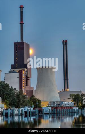 Una centrale elettrica a Berlino durante l'ora blu Foto Stock