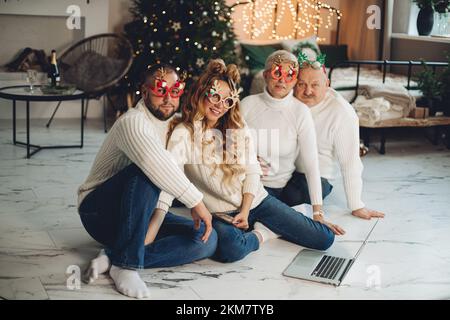 Felice quattro persone che festeggiano il nuovo anno insieme Foto Stock