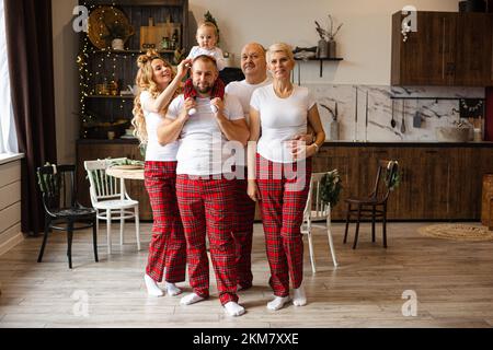 La grande famiglia caucasica gioisce insieme in cucina Foto Stock