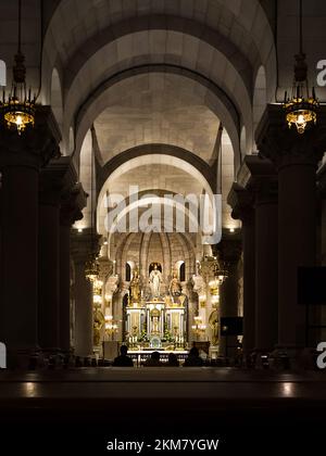 Navata e altare della Cripta della Parrocchia di Santa Maria la Real de la Almudena nel centro di Madrid Foto Stock