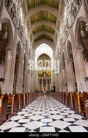 Madrid, Spagna - 20 giugno 2022: Navata centrale verso l'altare maggiore all'interno della Cattedrale dell'Almudena Foto Stock