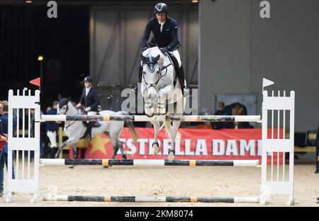 Madrid, Spagna. 25th Nov 2022. Un cavaliere cavalca un cavallo durante l'IFEMA Madrid Horse Week a Madrid, Spagna, 25 novembre 2022. Credit: Gustavo Valiente/Xinhua/Alamy Live News Foto Stock