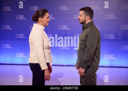 Kiev, Ucraina. 26th Nov 2022. Il presidente ucraino Volodymyr Zelenskyy, a destra, dà il benvenuto al presidente ungherese Katalin Novak, al vertice internazionale inaugurale della sicurezza alimentare sotto il grano dall'Ucraina programma umanitario dal Palazzo Mariinsky, 26 novembre 2022 a Kyiv, Ucraina. Il vertice è il 90th° anniversario della carestia dell'Holodomor che ha ucciso milioni di ucraini sotto il leader sovietico Joseph Stalin. Credit: Presidenza Ucraina/Ufficio stampa presidenziale Ucraina/Alamy Live News Foto Stock