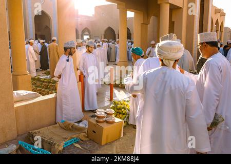 Mercato di capra di Nizwa. Bazar tradizionale di frutta e verdura a Nizwa, Oman. Foto Stock