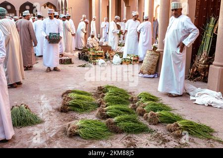 Mercato di capra di Nizwa. Bazar tradizionale di frutta e verdura a Nizwa, Oman. Foto Stock