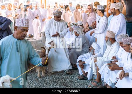 NIZWA, OMAN - 18 NOVEMBRE 2022: Mercato di capra di Nizwa. Tradizionale Bazaar degli Animali a Nizwa, Oman. Foto Stock