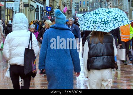 Glasgow, Scozia, Regno Unito 26th novembre 2022. UK Weather: Raining Hard significava che gli abitanti del posto si inghielavano nella miseria dello spirito pre-natalizio sotto i loro ombrelli. Credit Gerard Ferry/Alamy Live News Foto Stock