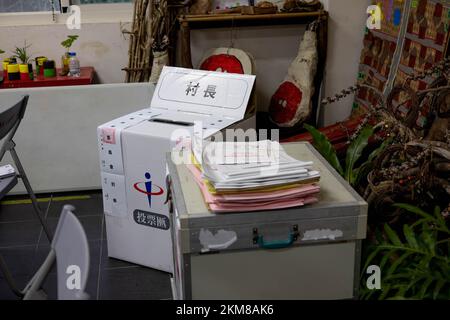 Taiwan. 26th Nov 2022. Una vista di una casella di voto con i voti non conteggiati al seggio di Rinari a Mazia Township a Taiwan. La municipalità di Maja ha le elezioni locali più competitive tra tutte le municipalità indigene di Taiwan. Il comune di quasi 7 migliaia di residenti indigeni delle tribù Payuan e Drekay ha 5 candidati che corrono per il capo del comune e 10 candidati che corrono per i rappresentanti del comune per le elezioni locali taiwanesi del 2022. Credit: SOPA Images Limited/Alamy Live News Foto Stock