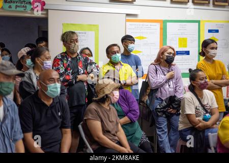 Taiwan. 26th Nov 2022. La visione di attenti residenti locali indigeni osservando i voti contando al seggio di Rinari a Mazia Township a Taiwan. La municipalità di Maja ha le elezioni locali più competitive tra tutte le municipalità indigene di Taiwan. Il comune di quasi 7 migliaia di residenti indigeni delle tribù Payuan e Drekay ha 5 candidati che corrono per il capo del comune e 10 candidati che corrono per i rappresentanti del comune per le elezioni locali taiwanesi del 2022. Credit: SOPA Images Limited/Alamy Live News Foto Stock