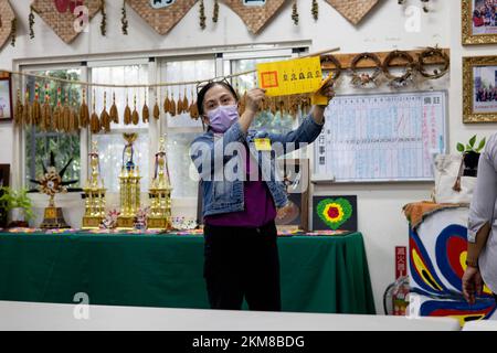 Taiwan. 26th Nov 2022. Visto il funzionario di scrutinio di Rinari che mostra un voto non valido per gli osservatori. La municipalità di Maja ha le elezioni locali più competitive tra tutte le municipalità indigene di Taiwan. Il comune di quasi 7 migliaia di residenti indigeni delle tribù Payuan e Drekay ha 5 candidati che corrono per il capo del comune e 10 candidati che corrono per i rappresentanti del comune per le elezioni locali taiwanesi del 2022. (Foto di Hesther ng/SOPA Images/Sipa USA) Credit: Sipa USA/Alamy Live News Foto Stock