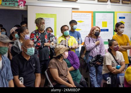 Taiwan. 26th Nov 2022. La visione di attenti residenti locali indigeni osservando i voti contando al seggio di Rinari a Mazia Township a Taiwan. La municipalità di Maja ha le elezioni locali più competitive tra tutte le municipalità indigene di Taiwan. Il comune di quasi 7 migliaia di residenti indigeni delle tribù Payuan e Drekay ha 5 candidati che corrono per il capo del comune e 10 candidati che corrono per i rappresentanti del comune per le elezioni locali taiwanesi del 2022. (Foto di Hesther ng/SOPA Images/Sipa USA) Credit: Sipa USA/Alamy Live News Foto Stock