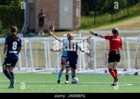 Sydney, Australia. 26th Nov 2022. L'arbitro Georgia Ghirardello interrompe il gioco durante la partita tra il Sydney FC e la Melbourne Victory al Cromer Park il 26 novembre 2022 a Sydney, Australia Credit: IOIO IMAGES/Alamy Live News Foto Stock