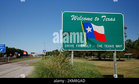 Benvenuto a Texas Street segno sull'autostrada - CADDO LAKE, STATI UNITI - 05 NOVEMBRE 2022 Foto Stock