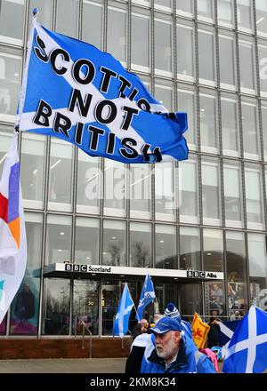 26th novembre 2022, Pacific Quay, Glasgow, Scozia, Regno Unito. Una marcia all under one banner ha permesso ai manifestanti di sfogare la sensazione al di fuori degli studi della BBC a Glasgow, Scozia. Credit Douglas Carr/Alamy Live News Foto Stock