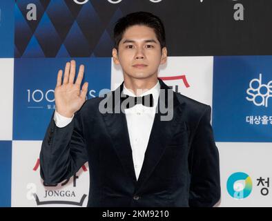 Seul, Corea del Sud. 25th Nov 2022. L'attore sudcoreano ONG Seong-wu, arriva in cartamonessa per i '43rd Blue Dragon Film Awards' alla KBS Hall di Seoul, Corea del Sud, il 25 novembre 2022. (Foto di Lee Young-ho/Sipa USA) Credit: Sipa USA/Alamy Live News Foto Stock