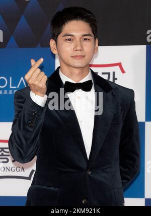 Seul, Corea del Sud. 25th Nov 2022. L'attore sudcoreano ONG Seong-wu, arriva in cartamonessa per i '43rd Blue Dragon Film Awards' alla KBS Hall di Seoul, Corea del Sud, il 25 novembre 2022. (Foto di Lee Young-ho/Sipa USA) Credit: Sipa USA/Alamy Live News Foto Stock