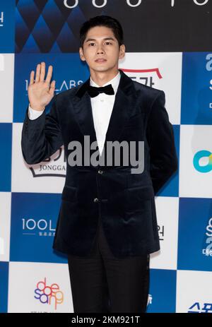 Seul, Corea del Sud. 25th Nov 2022. L'attore sudcoreano ONG Seong-wu, arriva in cartamonessa per i '43rd Blue Dragon Film Awards' alla KBS Hall di Seoul, Corea del Sud, il 25 novembre 2022. (Foto di Lee Young-ho/Sipa USA) Credit: Sipa USA/Alamy Live News Foto Stock