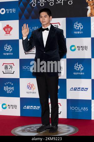 Seul, Corea del Sud. 25th Nov 2022. L'attore sudcoreano ONG Seong-wu, arriva in cartamonessa per i '43rd Blue Dragon Film Awards' alla KBS Hall di Seoul, Corea del Sud, il 25 novembre 2022. (Foto di Lee Young-ho/Sipa USA) Credit: Sipa USA/Alamy Live News Foto Stock