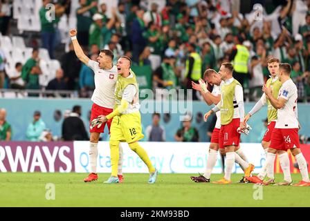 Al Rayyan, Qatar. 26th Nov 2022. I giocatori della Polonia festeggiano dopo la partita di gruppo C tra Polonia e Arabia Saudita alla Coppa del mondo FIFA 2022 allo stadio Education City di al Rayyan, in Qatar, il 26 novembre 2022. Credit: Ding Xu/Xinhua/Alamy Live News Foto Stock