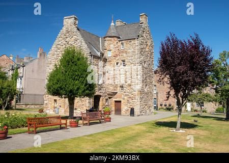 La Casa di Maria Stuart in mattoni con un giardino verde e passerella sotto il cielo blu Foto Stock