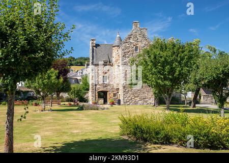 La Casa di Maria Stuart fatto di mattoni con un giardino verde e verde lussureggiante sotto il cielo blu Foto Stock