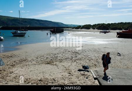 Barmouth - Galles - Settembre 14 2022 : bella destinazione gallese sul mare. Scena estiva con vista sulla spiaggia di sabbia e sulla baia. Foto Stock