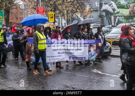 Glasgow, Scozia, Regno Unito. 26th novembre 2022: Al giorno di St Andrews marzo & Rally contro il razzismo & fascismo i sostenitori marciano per le strade della città da Glasgow Green a Bath Street. L'evento è stato organizzato dallo Scottish Trades Union Congress, STUC. Credit: SKULLY/Alamy Live News Foto Stock