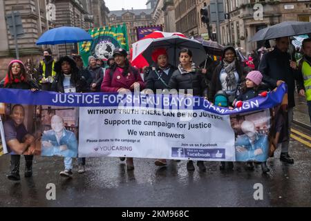 Glasgow, Scozia, Regno Unito. 26th novembre 2022: Al giorno di St Andrews marzo & Rally contro il razzismo & fascismo i sostenitori marciano per le strade della città da Glasgow Green a Bath Street. L'evento è stato organizzato dallo Scottish Trades Union Congress, STUC. Credit: SKULLY/Alamy Live News Foto Stock