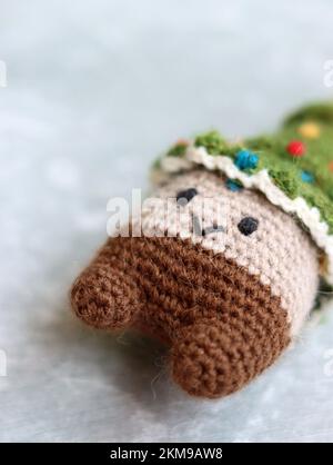 Uncinetto albero di Natale. Simpatico giocattolo amigurumi in filato di lana. Foto Stock