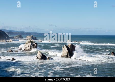 Le scogliere di El Silencio Gavieira, vicino a Cudillero, Asturie, Spagna Foto Stock