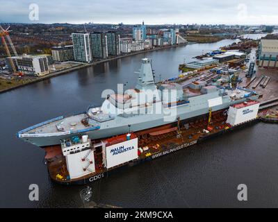 Glasgow, Scozia, Regno Unito. 26th novembre 2022. Vista di HMS Glasgow, una fregata anti-sottomarina di tipo 26, sul lancio della chiatta presso il cantiere navale di BAE Systems Govan. La prossima settimana verrà trasportata nel vicino Loch Long e lanciata dalla chiatta. Le acque intorno al fiume Clyde sono troppo poco profonde per la chiatta per immergersi durante il lancio, Iain Masterton/Alamy Live News. Foto Stock