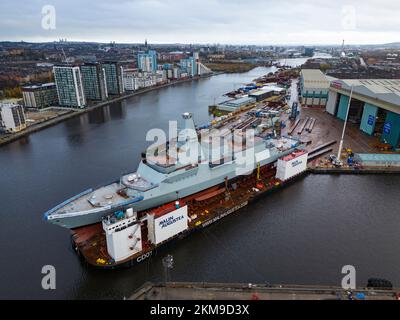 Glasgow, Scozia, Regno Unito. 26th novembre 2022. Vista di HMS Glasgow, una fregata anti-sottomarina di tipo 26, sul lancio della chiatta presso il cantiere navale di BAE Systems Govan. La prossima settimana verrà trasportata nel vicino Loch Long e lanciata dalla chiatta. Le acque intorno al fiume Clyde sono troppo poco profonde per la chiatta per immergersi durante il lancio, Iain Masterton/Alamy Live News. Foto Stock