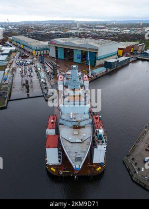 Glasgow, Scozia, Regno Unito. 26th novembre 2022. Vista di HMS Glasgow, una fregata anti-sottomarina di tipo 26, sul lancio della chiatta presso il cantiere navale di BAE Systems Govan. La prossima settimana verrà trasportata nel vicino Loch Long e lanciata dalla chiatta. Le acque intorno al fiume Clyde sono troppo poco profonde per la chiatta per immergersi durante il lancio, Iain Masterton/Alamy Live News. Foto Stock