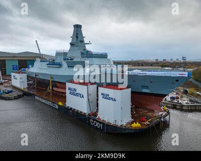 Glasgow, Scozia, Regno Unito. 26th novembre 2022. Vista di HMS Glasgow, una fregata anti-sottomarina di tipo 26, sul lancio della chiatta presso il cantiere navale di BAE Systems Govan. La prossima settimana verrà trasportata nel vicino Loch Long e lanciata dalla chiatta. Le acque intorno al fiume Clyde sono troppo poco profonde per la chiatta per immergersi durante il lancio, Iain Masterton/Alamy Live News. Foto Stock