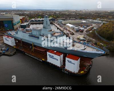 Glasgow, Scozia, Regno Unito. 26th novembre 2022. Vista di HMS Glasgow, una fregata anti-sottomarina di tipo 26, sul lancio della chiatta presso il cantiere navale di BAE Systems Govan. La prossima settimana verrà trasportata nel vicino Loch Long e lanciata dalla chiatta. Le acque intorno al fiume Clyde sono troppo poco profonde per la chiatta per immergersi durante il lancio, Iain Masterton/Alamy Live News. Foto Stock