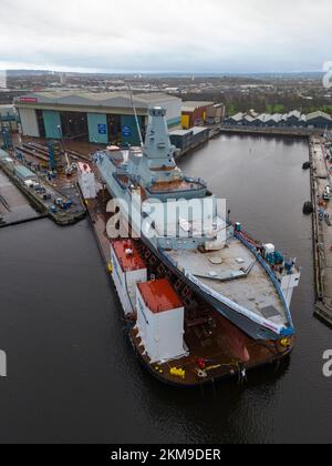 Glasgow, Scozia, Regno Unito. 26th novembre 2022. Vista di HMS Glasgow, una fregata anti-sottomarina di tipo 26, sul lancio della chiatta presso il cantiere navale di BAE Systems Govan. La prossima settimana verrà trasportata nel vicino Loch Long e lanciata dalla chiatta. Le acque intorno al fiume Clyde sono troppo poco profonde per la chiatta per immergersi durante il lancio, Iain Masterton/Alamy Live News. Foto Stock